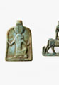 Zwei Amulette mit dem Luftgott Schuh und der Göttin Hathor als Kuh und oberer Teil eines Miniaturmenits 