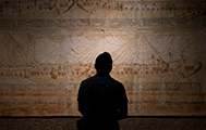 Blick auf das Tempelrelief der Königin Hatschepsut