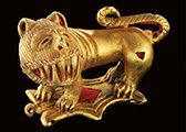 Schwertemblem in Form eines Löwen  Gold, L: 20 cm  Leihgabe: Sammlung Museum Liaunig Foto: Rado Varbanov