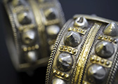 Armbänder mit kegelförmigen Spitzen, Sur, Zentraloman, 1. Hälfte 20. Jh.  Geprägte Goldfolie